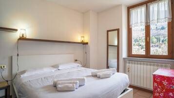 1 bedroom, bed sheets