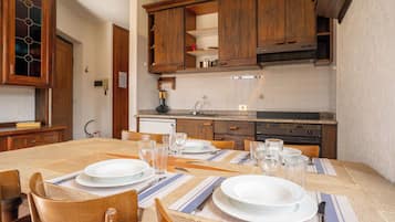 Fridge, oven, stovetop, cookware/dishes/utensils