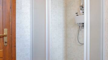 Dusche, kostenlose Toilettenartikel, Haartrockner, Bidet