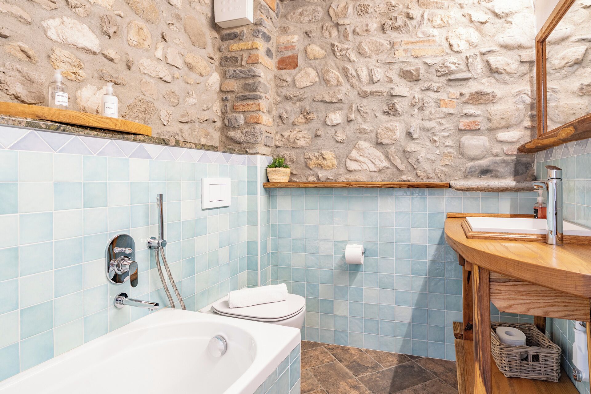 Douche, articles de toilette gratuits, sèche-cheveux, bidet