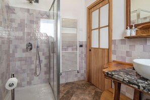 Shower, free toiletries, hair dryer, bidet