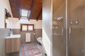 Bruser, hårtørrer, bidet, håndklæder