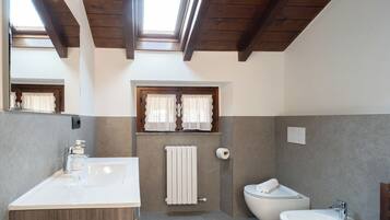 Bruser, gratis toiletartikler, hårtørrer, bidet