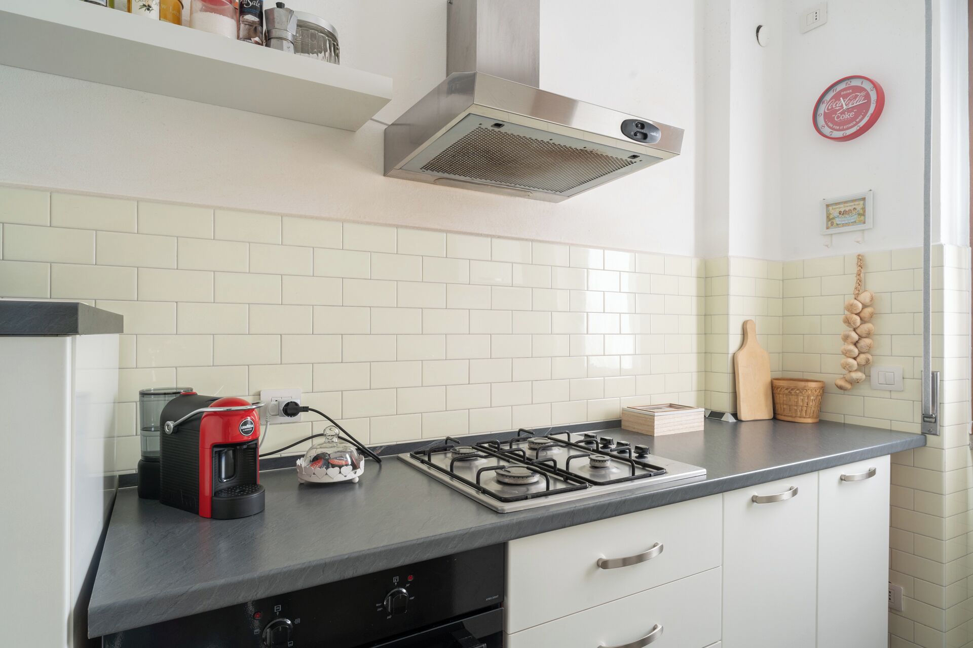 Frigorifero, forno, piano cottura, macchina per tè/caffè