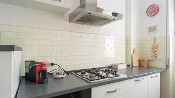 Frigorifero, forno, piano cottura, macchina per tè/caffè