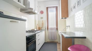 Frigorífico, horno, placa de cocina y cafetera o tetera