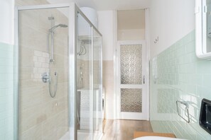 Douche, sèche-cheveux, bidet, serviettes fournies