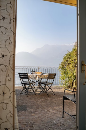 Outdoor dining. Glicine sul Lago - Breva
