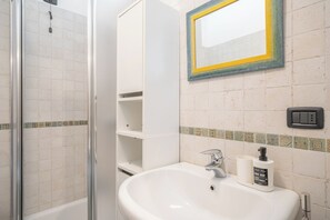 Douche, sèche-cheveux, bidet, serviettes fournies