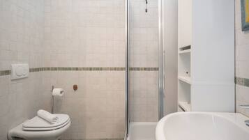 Dusche, Haartrockner, Bidet, HandtĂŒcher