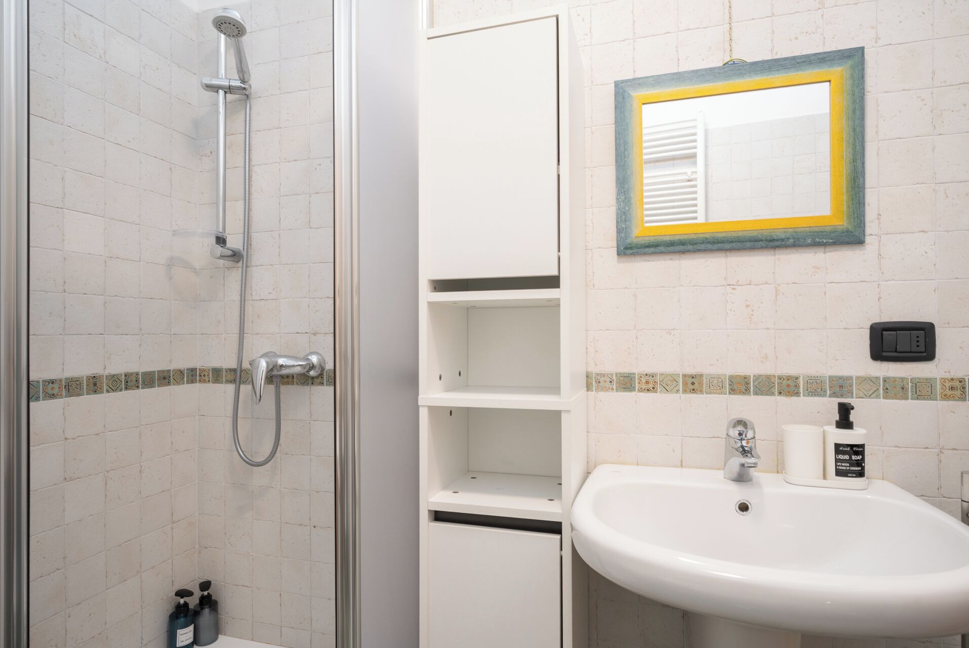 Een douche, een haardroger, een bidet, handdoeken