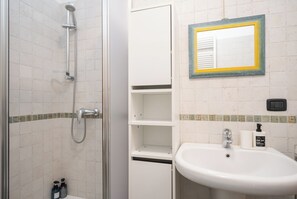Douche, sèche-cheveux, bidet, serviettes fournies