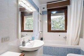 Douche, sĂšche-cheveux, bidet, serviettes fournies