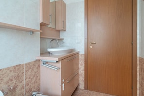 Set di cortesia gratuito, asciugacapelli, bidet, asciugamani