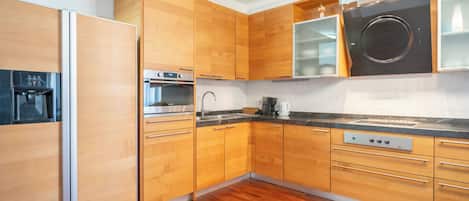 Een koelkast, een magnetron, een oven, een kookplaat