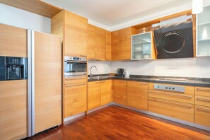 Kjøleskap, mikrobølgeovn, ovn og kokeplater