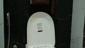 Deluxe Room, City View | Bathroom
