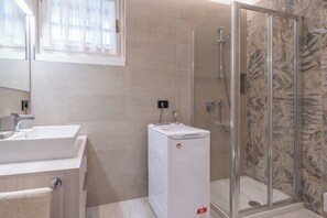 Doccia, asciugacapelli, bidet, asciugamani
