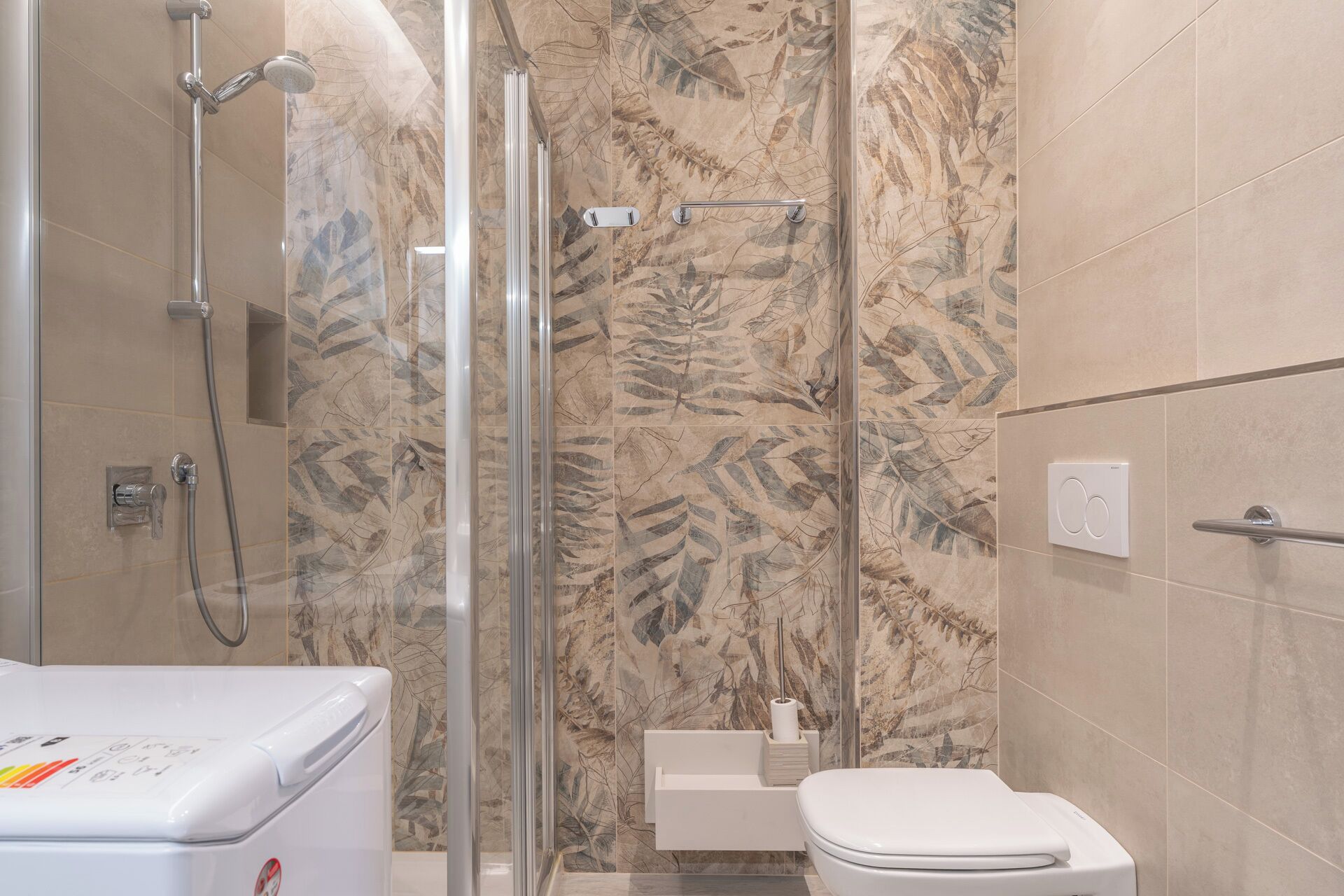 Bruser, hårtørrer, bidet, håndklæder