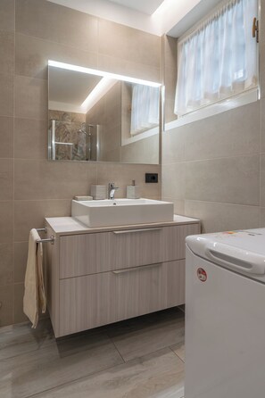 Shower, hair dryer, bidet, towels - Grigna2410 - Two Bedroom Apartment, Sleeps 5 (Primaluna)