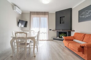 Smart TV - Grigna2410 - Two Bedroom Apartment, Sleeps 5 (Primaluna)