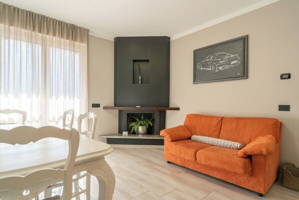 Smart TV - Grigna2410 - Two Bedroom Apartment, Sleeps 5 (Primaluna)
