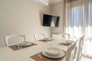 Dining - Grigna2410 - Two Bedroom Apartment, Sleeps 5 (Primaluna)