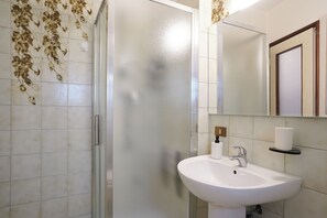 Douche, sèche-cheveux, bidet, serviettes fournies