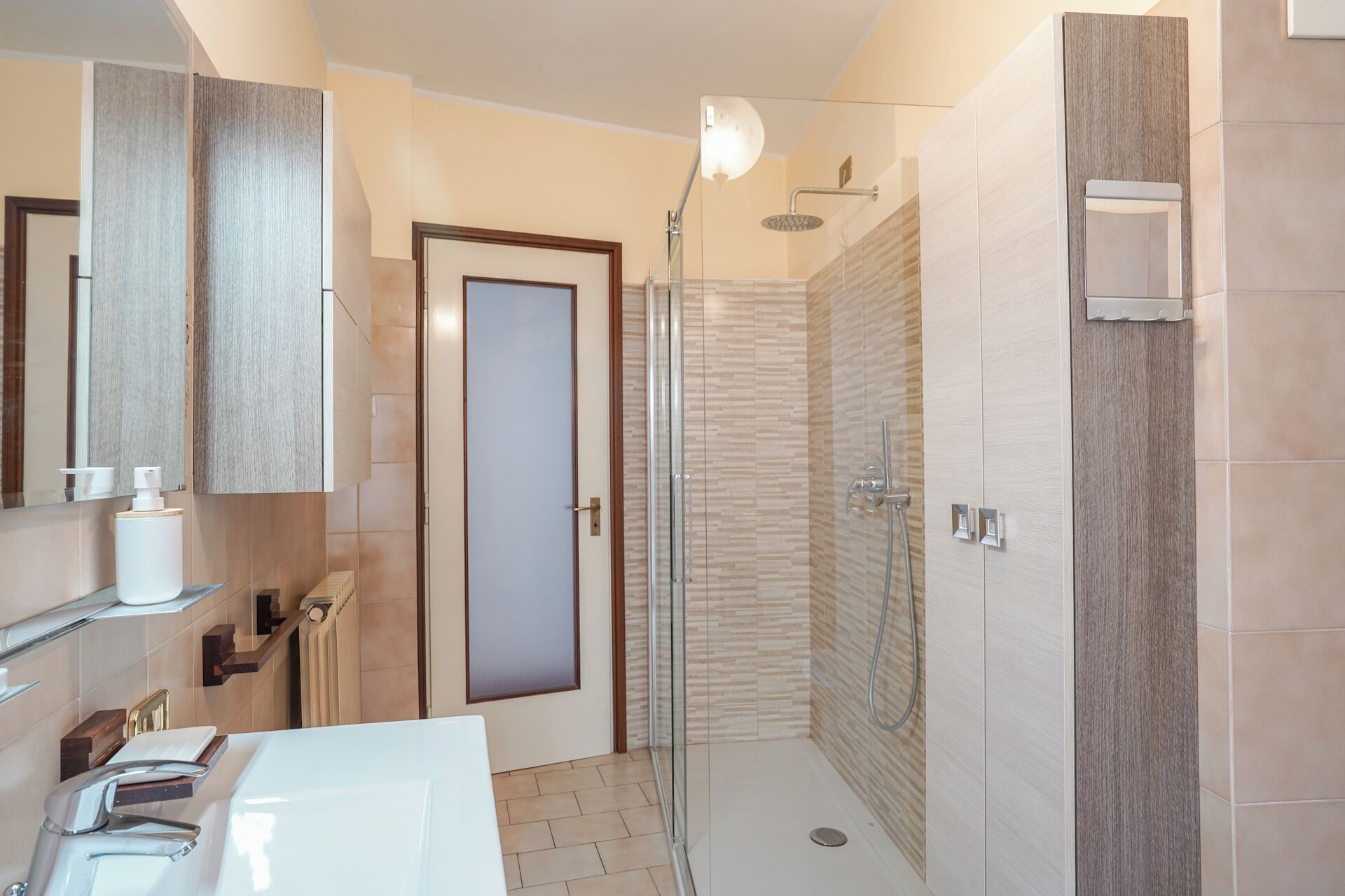 Douche, sèche-cheveux, bidet, serviettes fournies