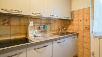 Een koelkast, een magnetron, een oven, een kookplaat