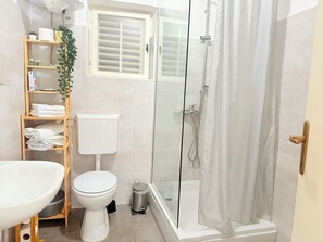 Apartment, Patio, Garden View | Bathroom | Shower, towels - Appartamento Olive Garden Ac Wifi Hvar (Hvar)