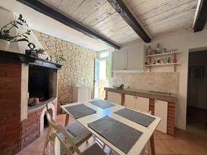 아파트, 파티오, 정원 전망 | 전용 주방 | 냉장고, 쿡탑, 식기 세척기, 조리 도구/접시/주방 기구