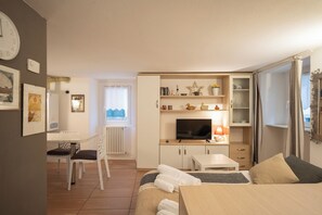 TV - Bellano Studio 2 - Studio Apartment, Sleeps 2 (Bellano)