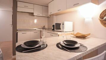 Refrigerador, microondas, parrilla de estufa y cafetera y tetera