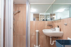 Douche, sèche-cheveux, serviettes fournies