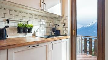 Cookware/dishes/utensils, dining tables