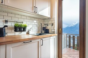 Cookware/dishes/utensils, dining tables