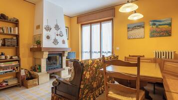TV, fireplace