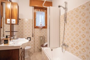 Secadora de cabello, bidet, toallas 