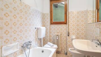 Set di cortesia gratuito, asciugacapelli, bidet, asciugamani