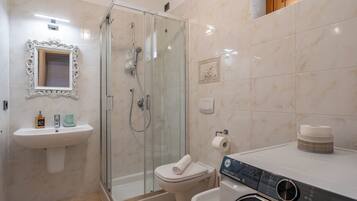 Doccia, asciugacapelli, bidet, asciugamani