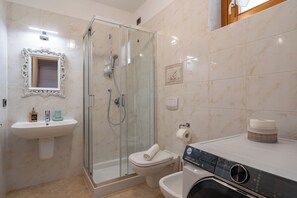 Shower, hair dryer, bidet, towels