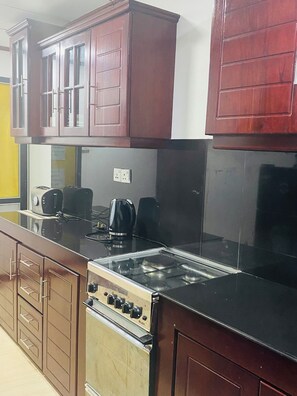 Kjøleskap, ovn, kokeplater og vannkoker