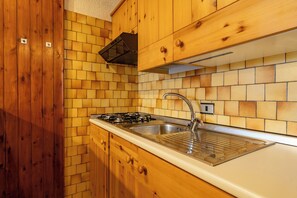 Kühlschrank, Herdplatte, Kochgeschirr/Geschirr/Besteck, Esstisch