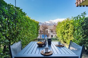 Ein Tisch im Freien mit Blick auf schneebedeckte Berge.