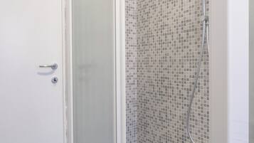 Douche, articles de toilette gratuits, sĂšche-cheveux, bidet
