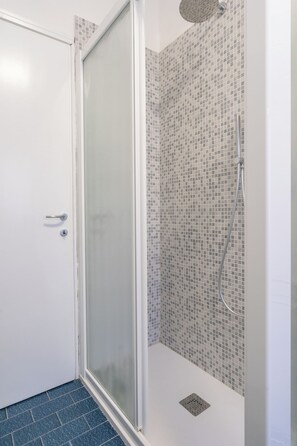 Shower, free toiletries, hair dryer, bidet