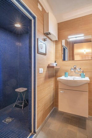 Dusche, Haartrockner, Bidet, Handtücher