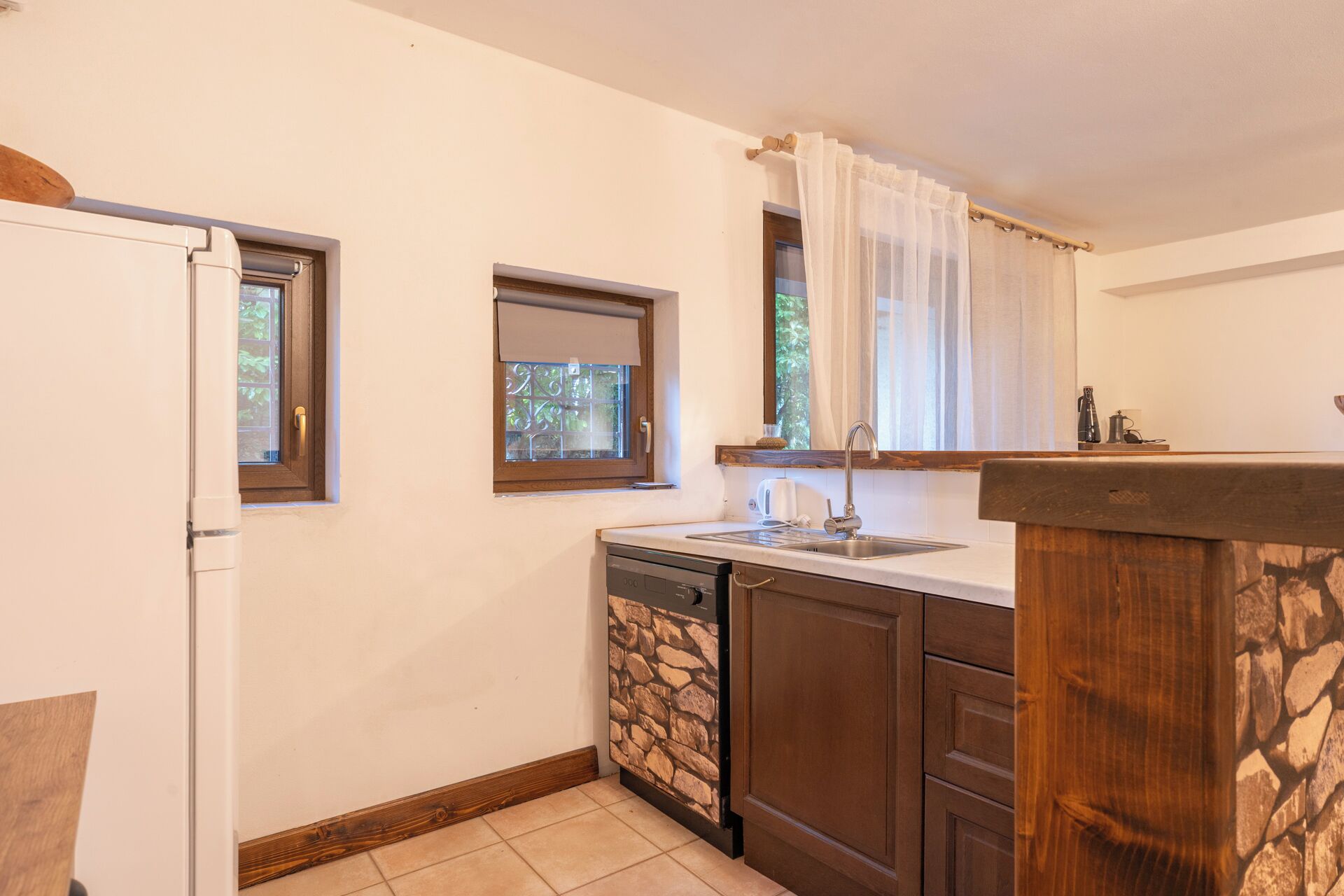 Frigorifero, piano cottura, pentole/stoviglie/utensili, tavolo da pranzo