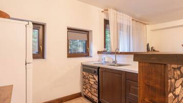 Frigorifero, piano cottura, pentole/stoviglie/utensili, tavolo da pranzo